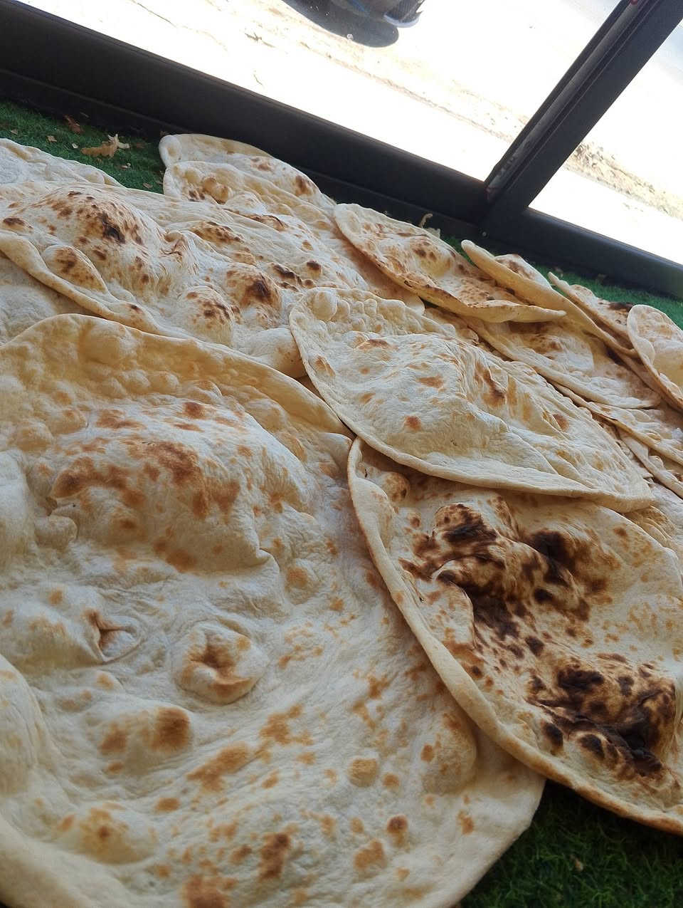 🔥 حار حار... خبز الريوك جاهز! 🥖☕ نوصل إلى حي بدر 🚚 ابدأ صباحك بخبز طازج وساخن يوصل لحد باب بيتك. اطلب الآن!‏‪***********‬‏
