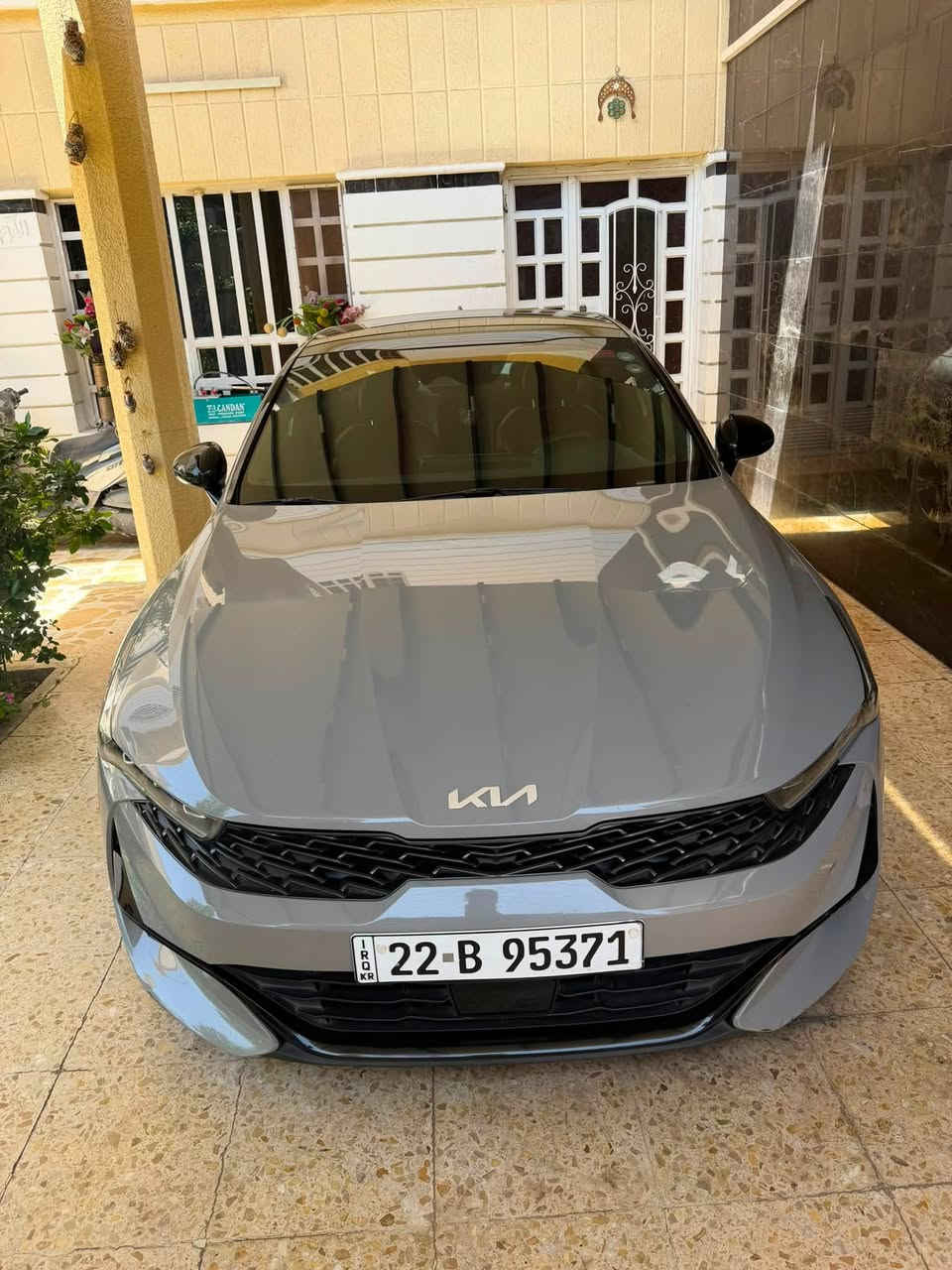 السلام عليكم. (k5 2022  gtlien )فول موصفات
• المحرك: 1.6L تيربو

•الممشى (54)(ميل)

• نظام الدفع: “” (دفع “امامي  مستمر)

• السقف: بانوراما بالكامل

• الرادارات: رادارات عدد 5 (نظام أمان متكامل)

• تحديد مسار: رادار تحديد المسار مع خاصية الرجوع للمسار تلقائياً

• القيادة الذاتية: نظام اتباع المسار (LFA)

• مانع اصطدام: رادار أمامي وخلفي مع كبح تلقائي عند الطوارئ

• النقطة العمياء: تنبيه جانبي مع استشعار حركة المرور الخلفية

• الكاميرا: كاميرا خلفية دوارة عالية الدقة

• التشغيل: بصمة تشغيل + تشغيل عن بعد (عن طريق الريموت)

• الشاشة: شاشة كبيرة تدعم Apple CarPlay و Android Auto

• العدادات: شاشة رقمية (ديجيتال) لعرض معلومات القيادة

• الكراسي: جلد GT-Line رياضي (تطريز شعار الشركة)

• التحكم: كراسي كهرباء 

• المقود: ستيرن (مقود رياضي بشكل D-Cut)

• الشحن: شاحن وايرلس (Wireless Charging)

• الإضاءة: LED بالكامل مع نظام الإضاءة العالي التلقائي

• الويلات: رينجات GT-Line حجم 18 رياضية

• الوضعيات: مودات قيادة متعددة (Sport, Normal, Smart, Custom)
الاضافات 
بيها لد داخلي ابواب ودشبول. متغير 
 تخم تاير جديد 
دهن كله ادنول 
بانزين كله محسن 
سيارة جداً  جداً نظيفة 
الضرر: فقط شبر في   الجنطه صبغ

العنوان بغداد السيدية 
 رقم الهاتف *********** 

 السعر (187)وبيها مجال 
 سيارة جداً جداً نظيفة ومانقصها ايشي
