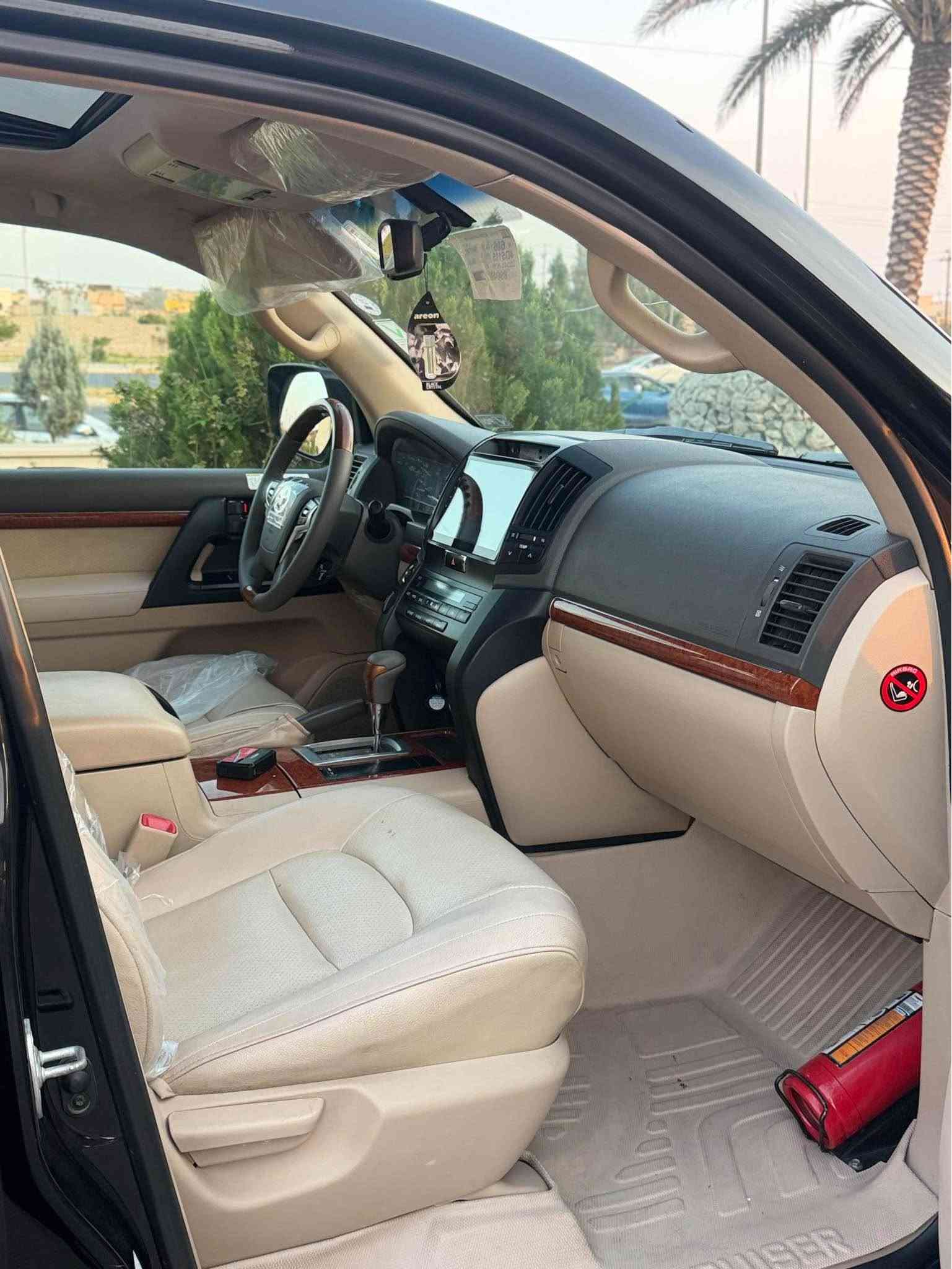 لاندكروزر 2014 جيهان درجة أولى ماشية 208 الف ماشية محرك 6 سلندر بشرط كير محرك بدون فتح بدون عيب كله شرط بدون صبغ بدون شخوط بدون جلح سيارة جاهزة من كل نواحي فقط شبر تعديل بارد خفيف حافة جاملغ امامي بيه وأقل من شبر بارد هلال جاملغ خلفي باقي كله شرط اطيه سنوية ورقم كله جديدة بسمي مكانه كركوك حي العسكري سعره 329 بيه مجال للطيبين 
*********** كركوك, العراق
