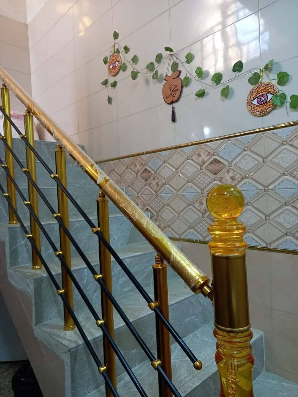 السلام عليكم دار للبيع في الزعفرانية سعيده خلف مول گراره ثالث فرع قرار (. 17. ) مشمول بالتمليك متوفر كافة الخدمات تبليط مجاري  المساحه 100م الواجهة 5 نزال 20 البيت يحتوي على صاله ومطبخ وغرفه وصحيات ثنين داخلي وخارجي ومنور وبيتونه بيها صطحين للاستفسار الاتصال على الرقم ***********
