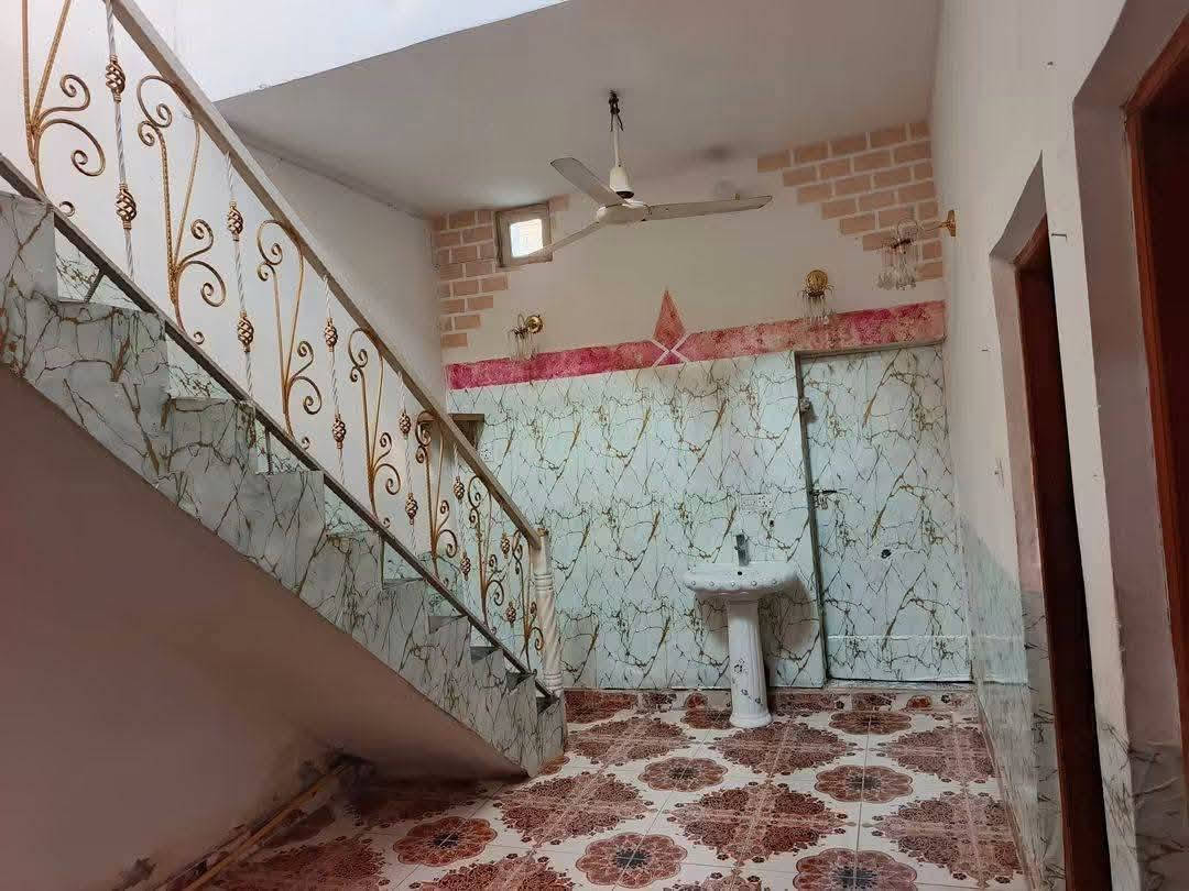 مشتمل للبيع ١٠٠م مربع
حي الحكيم شارع عميد جادر طابقين يتكون من استقبال مطبخ وهول وثلاث غرف نوم السعر ٣٨ وبيه مجال للاتصال ***********
علما بأن البيت فارغ حاليا
