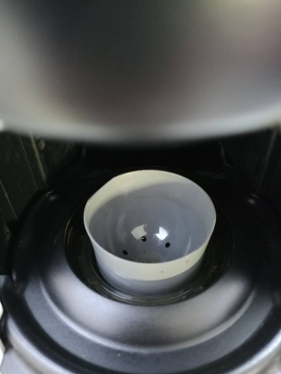 للبيع: ماكينة قهوة نسبريسو فيرتو بلس (Nespresso VertuoPlus - GCB2)
 : ماكينة قهوة أصلية باللون الأبيض، مستعملة بحالة جيدة جداً ونظيفة، جاهزة للاستخدام الفوري.
 * المميزات:
   * تعمل بتقنية Centrifusion الفريدة لاستخلاص القهوة برغوة غنية وشكل احترافي.
   * تحضير القهوة بلمسة زر واحدة مع التعرف الذكي على نوع الكبسولة عبر الباركد.
   * خزان ماء كبير وقابل للتعديل حسب المساحة المتوفرة لديك.
   * تسخين سريع جداً ونظام توفير الطاقة.
 * الموقع: الموصل.
للتواصل والاستفسار عبر الخاص أو الاتصال على الرقم: [***********]
