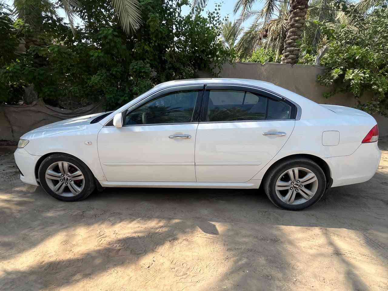 للبيع سياره نظيفه مال جناي فول مواصفات موديل 10 خليجي اوبتما بيها قطعه صبغ والباقي كفاله للستفسار ***********
