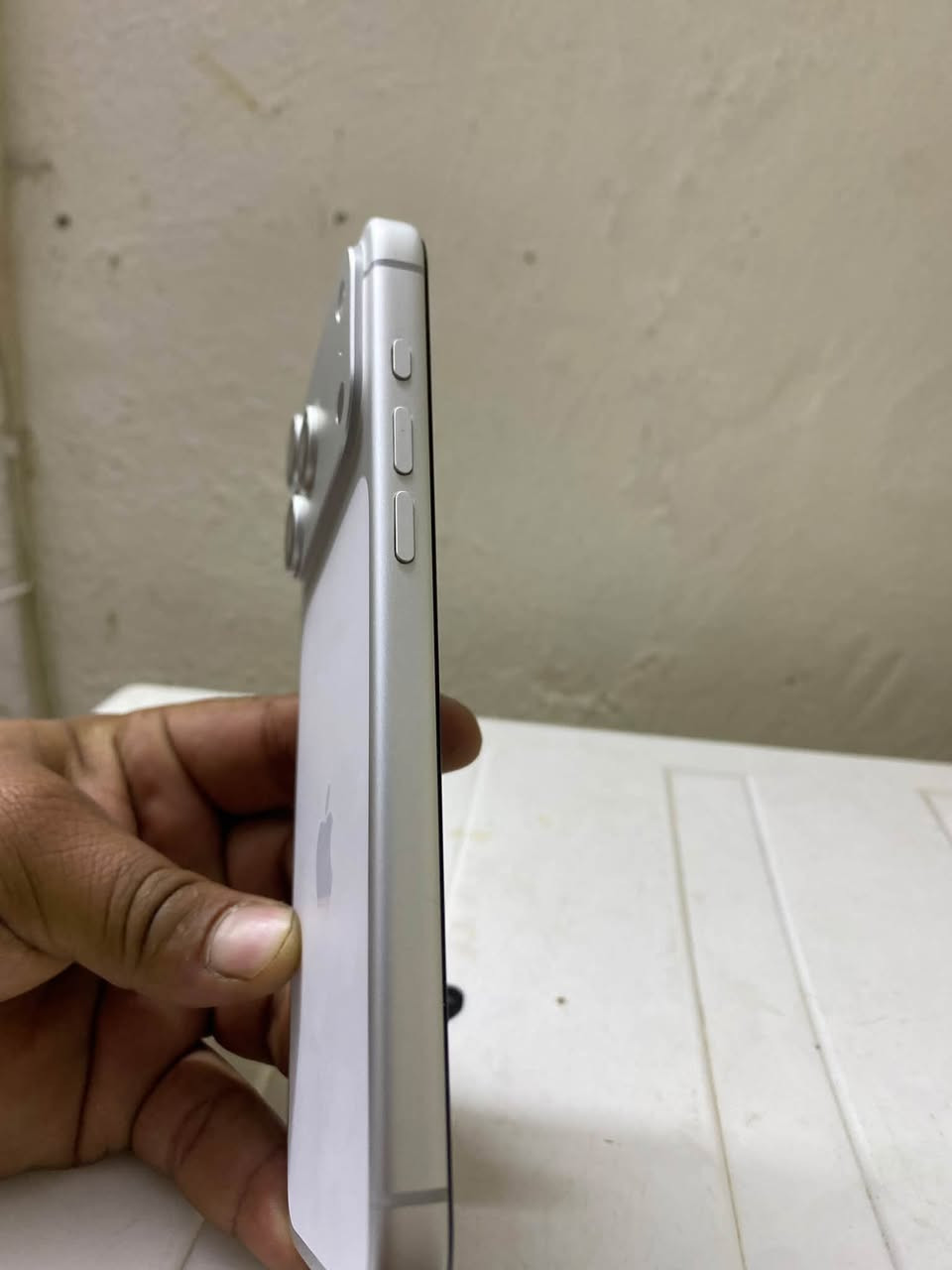 📱 **للبيع iPhone 17**
الجهاز بحالة ممتازة ونظيف جداً ✨  
✅ أصلي  
✅ استخدام خفيف  
✅ بدون أي عطل  
✅ جميع الملحقات متوفرة  
✅ الفاتورة والكفالة متوفرة إن وجدت  
✅ قابل للفحص قبل الشراء  

📍 الموقع:بغداد [ المنطقة] المشتل 
💰 السعر: 1800 وبي مجال /ملاحضه شريكه الكترونيه 
📞 للتواصل: *********** الهاتف]

**الجادون فقط، والتواصل خاص.**

نص مكتوب في الصور:
- حول
- iPhone على <
- 26.6.1 <
- اسم الطراز iPhone 17 Pro Max
- رقم الطراز
- الرقم التسلسلي
- تاريخ انتهاء الصلاحية ٢٠٢٧/٦/٢٣ الضمان المحدود <
- الأغاني
- الفيديوهات ۳۷۸
- الصور ٥٧٢
- التطبيقات ۳۳
- السعة ٢٥٦ غ.ب.
- متوفرة ١٥٠,١ غ.ب.
- عنوان Wi-Fi 0C:6F:8B:BF:C7:A0