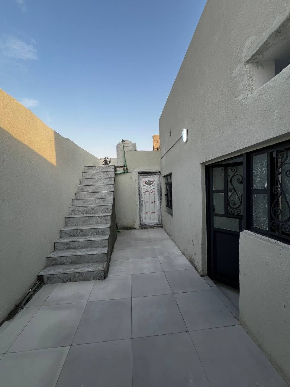 🏡 فرصة مميزة | دار سكن بسعر مناسب جداً 🏡
📋 تفاصيل العقار:
📏 المساحة: 120 متر مربع
📜 النوع: طابو زراعي عراقي (نموذج 25)
🏠 محتويات الدار:
🚗 كراج واسع + 🌳 حديقة أمامية
🛋️ استقبال
🛋️ صالة
🛏️ غرفة منام
🍳 مطبخ
🚿 صحيات داخلية
🚽 صحيات خارجية
🧱 طارمة خارجية خلف البيت مع درج
📍 الموقع:
العنوان: أبي الخصيب - طريق الوسطي (قرب مدارس طيور الخصيب الأهلية)
💰 السعر:
45 مليون دينار (قابل للتفاوض)
📞 للإستفسار ومزيد من التفاصيل:
📱 *********** (أبو أمير)
📱 *********** (حسن أبو كيان)
