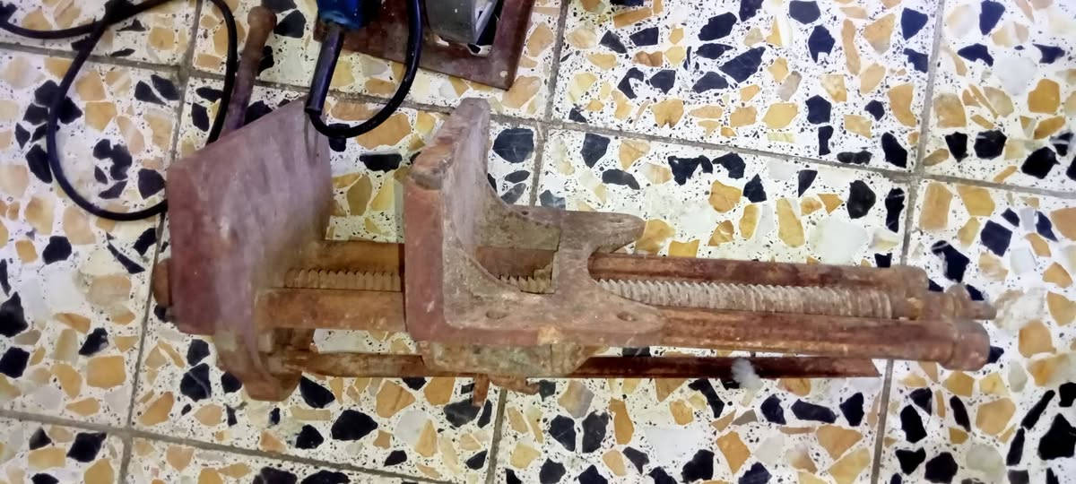 السلام عليكم للبيع منشار كهرباء ٣٠الف فخة نجارة انگليزي ٢٥الف بلاور هواء ١٠كلهن على الفحص شغالات بغداد مدينة الصدر ***********
