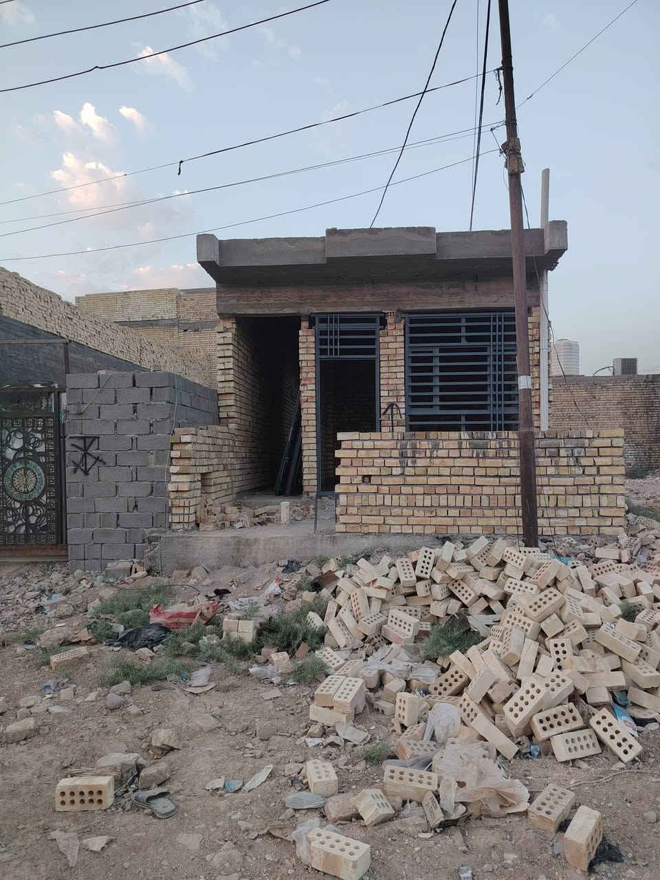 سلام عليكم بيت لبيع زراعي مساحه 100 بغداد الرئاسة مال العبيدي نهاية شارع ٢٠ قرب أسواق أبو فاطمة  سعر 47 مليون  بي مجال شي قليل البيت البيبان والشبابيك موجوده بي مجاري و مي وكهرباء كلهن باب بيت واصلات رقم ***********
