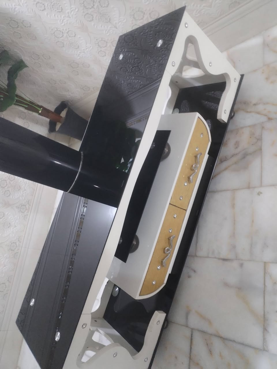 ميز طعام  ٤ كراسي١٥٠ ميز تلفزيون ١٢٥ حله شارع ٦٠
