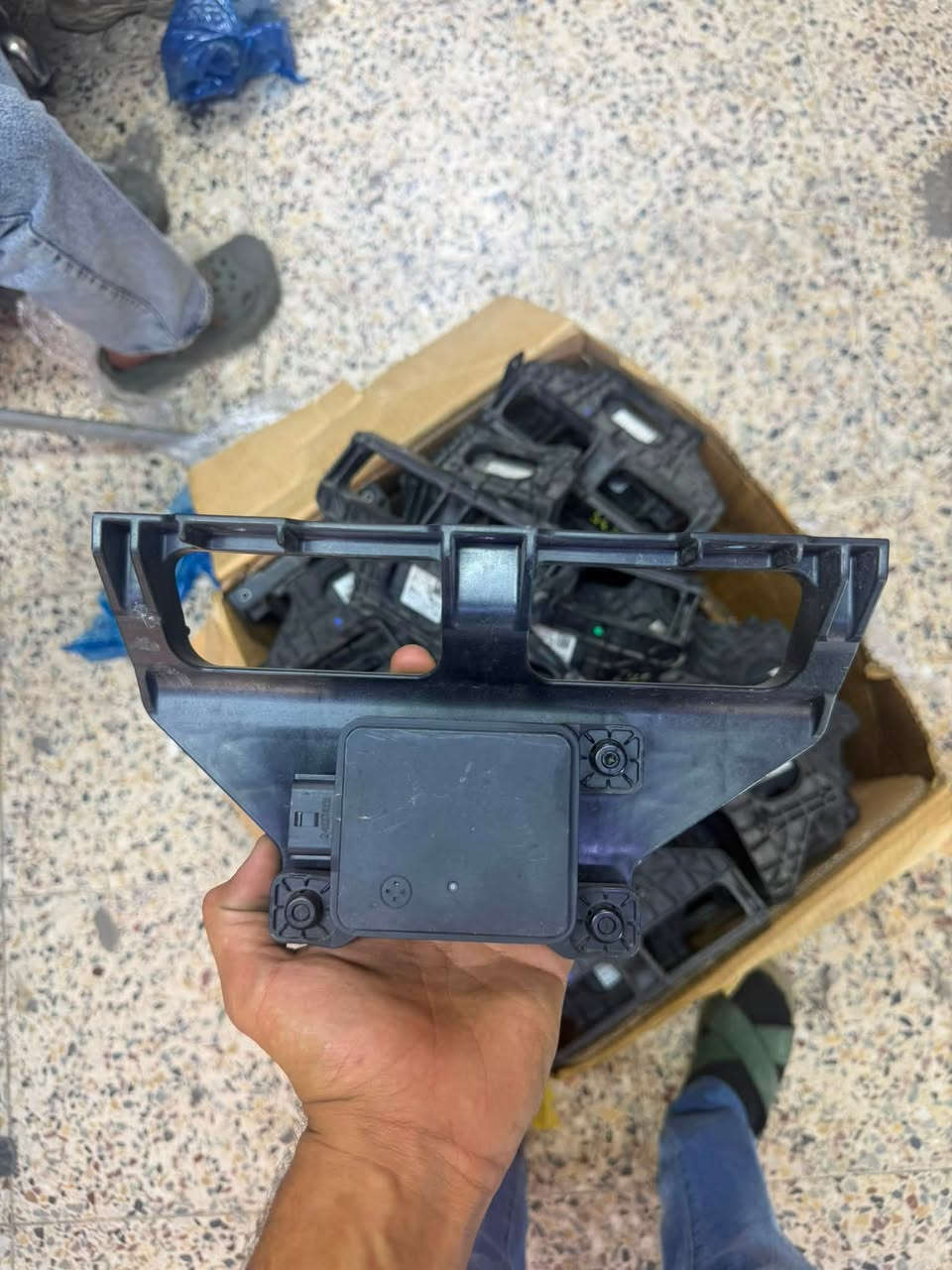 السلام عليكم 
متوفر رادارات K4 
امامي /وخلفي
ومتوفر رادارات وكهربائيات جميع سيارات الكوريه
محل محمود الشيخ
***********📞📞
