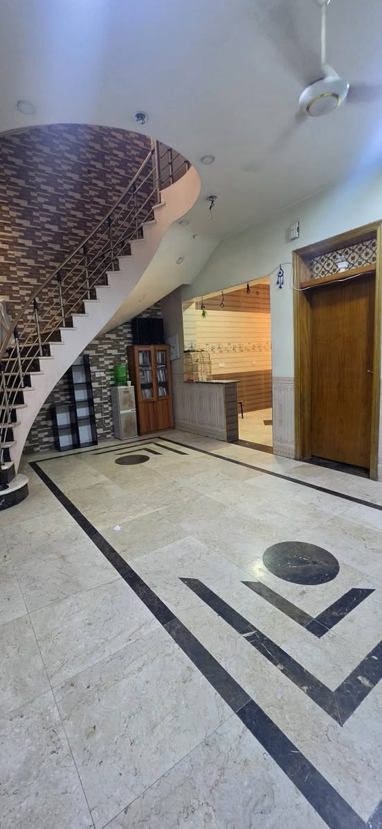 السلام عليكم
دار للبيع 3 طوابق نظيف جدا و( الصور تتكلم ) 

موقع الدار في البلديات الun قرب حسينية العلوية خديجة

المساحة الكلية 150متر 

الواجهة 7 ونصف / النزال 20 

بناء الطابق الأول... 

إستقبال .. صالة .. مطبخ .. غرفة نوم 1... صحيات ... مطبخ حراري ... ترك

بناء الطابق الثاني... 

3 غرف نوم ... صالة ... صحيات ... ترك 

بناء الطابق الثالث... 

غرفة نوم سويت 1... صالة ... مطبخ ... مخزن ... سطح

ملاحظة: الصور الموجودة فقط للطابق الأرضي 

وباقي البناء بنفس النظافة 

للاستفسار الاتصال 

***********
