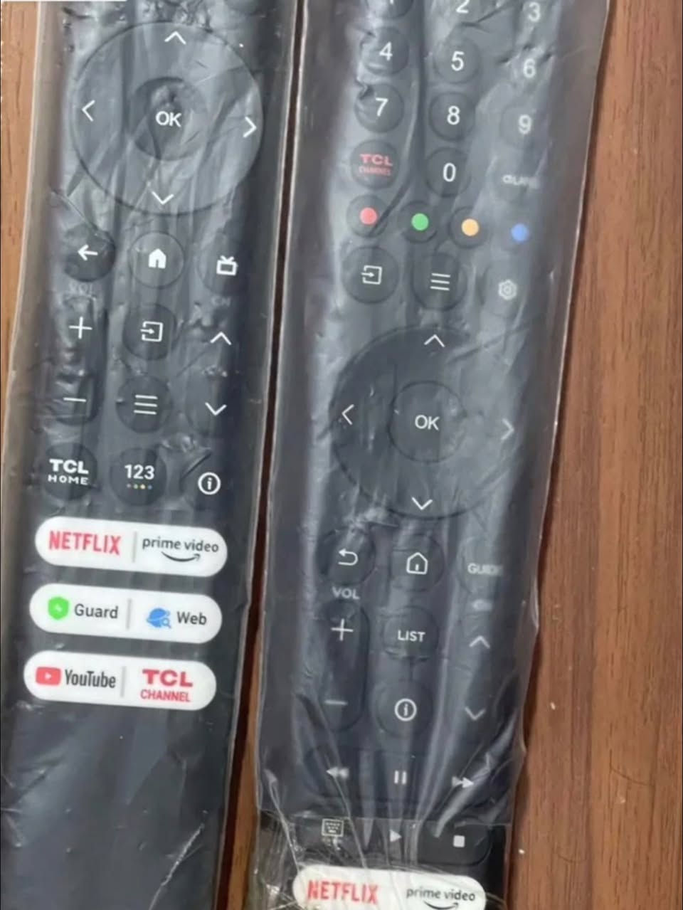 للبيع شاشة TCL 55P755 — قياس 55 بوصة
شاشة TCL بمواصفات قوية، مناسبة جداً للأفلام والمسلسلات، اليوتيوب، التطبيقات والألعاب 

 مواصفات الشاشة:

• الموديل: TCL 55P755
• الحجم: 55 بوصة
• الدقة: 4K UHD — 3840 × 2160
• نوع الشاشة: LCD / DLED
• معدل التحديث الأصلي: 60Hz
• DLG / Game Accelerator: حتى 120Hz 
• MEMC: 60Hz
• VRR: دعم معدل التحديث المتغير للألعاب
• ALLM: مدعوم
• Game Master: مدعوم
• Dolby Vision: مدعوم 
• Dolby Vision Gaming: مدعوم 
• HDR10+ / HDR10 / HLG: مدعومة
• Wide Color Gamut: ألوان واسعة
• DCI-P3: حتى 93%
• السطوع: 350 nits تقريباً
• نسبة التباين: 5000:1
• المعالج: AiPQ Processor
• UHD Upscaling: مدعوم

 للألعاب:

• Game Master
• DLG حتى 120Hz
• VRR
• ALLM
• Dolby Vision Gaming
• HDMI 2.1

 الصوت:

• قدرة الصوت: 20W — 10W × 2
• Dolby Atmos: مدعوم
• DTS Virtual:X: مدعوم
• eARC / ARC: مدعوم

 النظام والميزات الذكية:

• النظام: Google TV
• Google Assistant: مدعوم
• Hands-Free Voice Control: تحكم صوتي
• Chromecast Built-in: مدعوم
• Miracast: مدعوم
• Wi-Fi 5
• Bluetooth 5.0
• PVR / Timeshift
• EPG

 المنافذ والاتصالات:

• HDMI
• HDMI 2.1
• eARC / ARC
• USB
• Ethernet / LAN
• Optical Digital Audio
• AV
• RF / Antenna

 الأبعاد:

• بدون قاعدة: تقريباً 122.4 × 70.8 × 6.95 سم
• VESA: 300 × 300 mm
• الوزن بدون قاعدة: تقريباً 10.5 كغم

 TCL 55P755 — 55 بوصة / 4K / Google TV / Dolby Vision / Gaming 120Hz DLG

 شاشة مناسبة للبيت والأفلام والألعاب، وبمواصفات قوية ضمن فئتها.+++ الشاشه جديده شتريتها وحتى ماستخدمتها ابد ودوم مغلفها ومامشغلها سعرها 560ألف بلاش مو سعرها والله
هذا الرقم فقط بي واتساب فقط هذا راسلوني منه *********** مكاني بالبصره

نص مكتوب في الصور:
- بعدها بالاصق