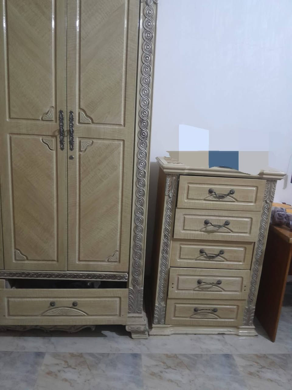 السلام عليكم 
غرفة ماليزية ثقيلة للبيع
السعر ٢٥٠ 
المكان الزعفرانية 
***********
