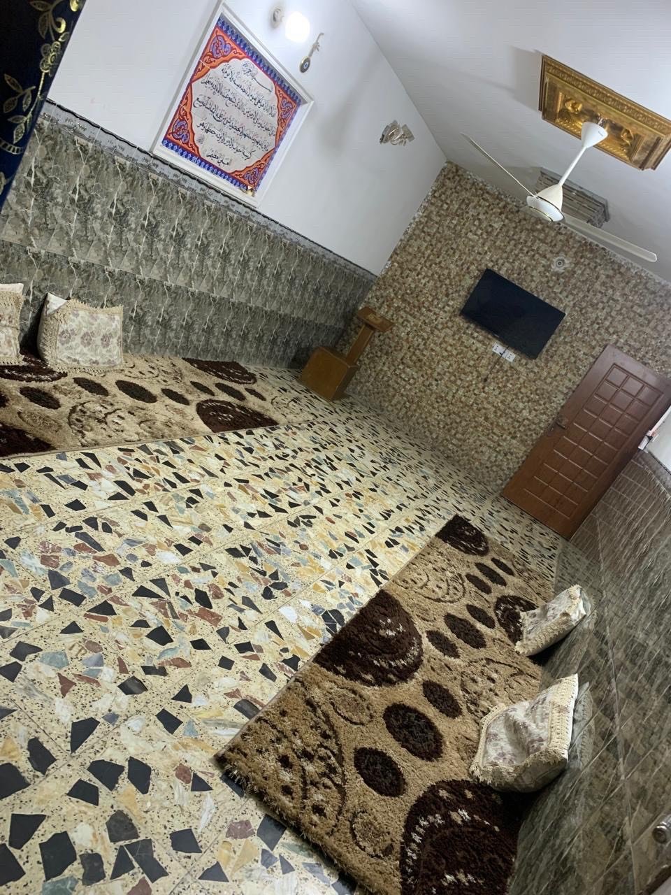 بيت للبيع طابو صرف  
مساحه:200 .واجهة 10. نزال 20 
عنوان: العبيدي شارع المحافظ قرب ملعب احمد جار الله 
طابقين : 
الطابق الاول :يحتوي 3مداخل استقبال كبيره وهول كبير معزول وممر  وصاله درج وغرفه نوم مع مطبخ كبير وحمام وترك خلفي 
الطابق الثاني :غرفتين نوم وحمام وصاله وسطحين  
البناء مررم حديثاً
