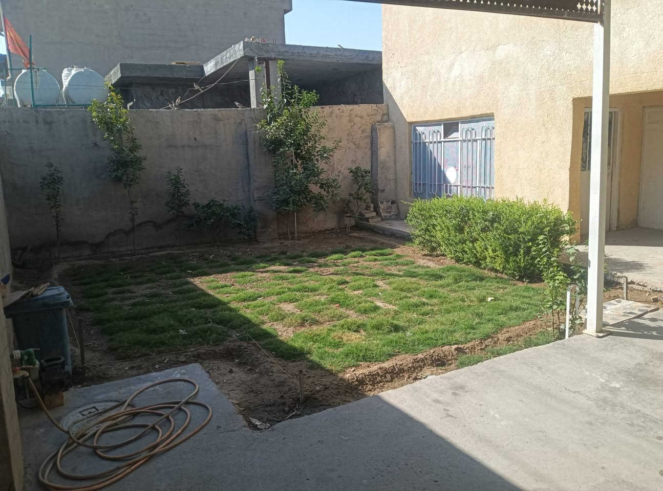 سلام عليكم دار لبيع المدائن الجعاره لبيت يحتوي على مضيف خطار وهول وخرفت نوم ومطبخ وصاله محرك الدرج مساحت البيت 250 متر طابو زراعي 25 خدمات كامله مجاري تبليط كل الخدمات متوفره  
***********
***********
