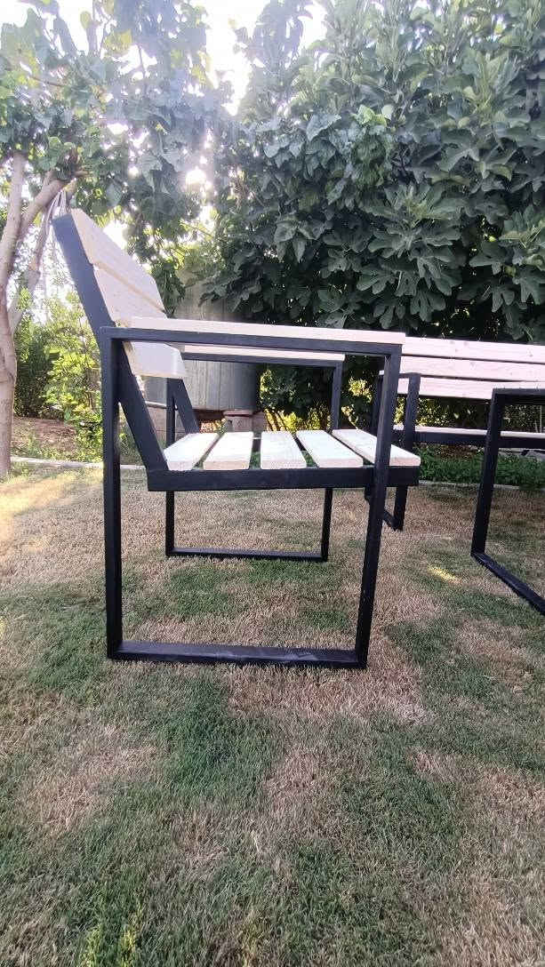 مێزو کورسی ناو حدیقە  و باغ پێکهاتووە تاخمێکی 8 کەسی 2 کورسی تاك کەسی وە 2 کورسی سێ کەسی وە مێزێکی گەورە بۆ داواکاری ژ . م *********** أربيل, العراق
