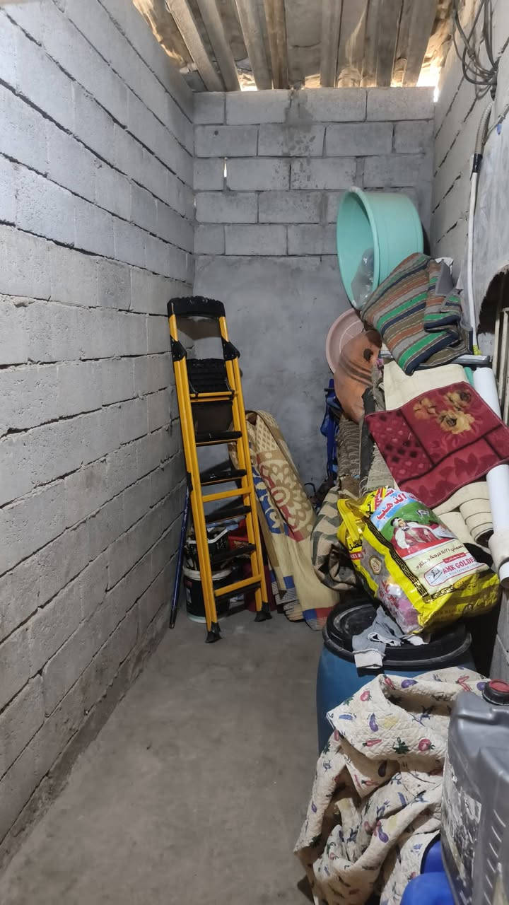 بيت زراعي للبيع ناحية فضليه حي بيطره مساحة ١٥٠ بناء بلوك سقف عكاده غرف ١ صاله مطبخ طارمه صحيات حديقة خدمات ماء كهرباء شارع سعر ٢٠ وبي مجال قليل وتصال عله رقم *********** وتصال عله واتساب
