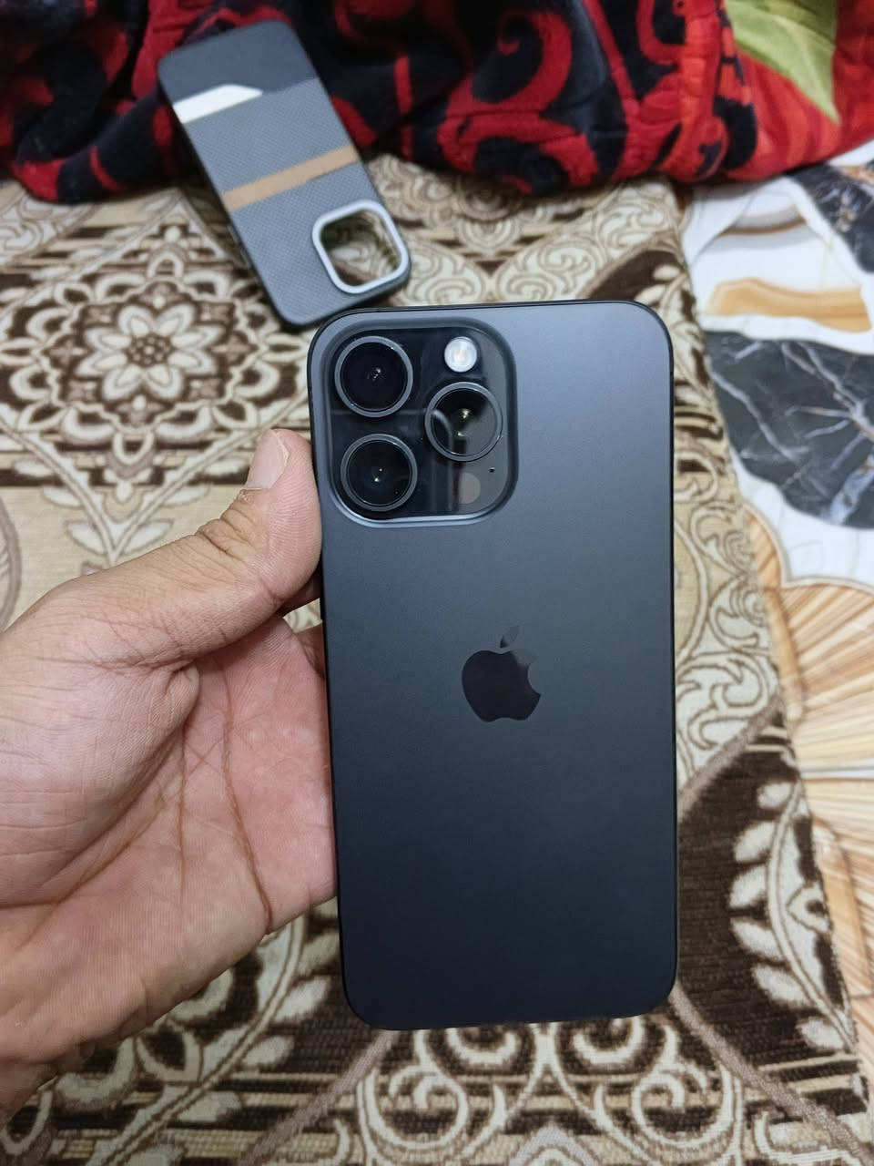 سلام عليكم ايفون 15 برو ماكس ذاكره 256 بطاريه 96 نزلت ب تحديث الجديد الجهاز بعده على وضع الوكاله بس بل كامره البتوريه من تقرب في 5 اكس يبين عندك نقتين مثل ما موضحات بل صوره ناصريه مكزز *********** غير متواجد ع النت

نص مكتوب في الصور:
- حالة البطارية
- عادية
- تعمل بطارية iPhone هذه على النحو المتوقع. حول البطارية والضمان...
- الحد الأقصى للقدرة
- ٩٥٪
- هذا قياس لقدرة البطارية مقارنة بقدرتها عندما كانت جديدة. قد تتسبب القدرة المنخفضة بتقليل ساعات الاستخدام بين عملية الشحن والأخرى.
- عدد الدورات
- ۲۳۸
- هذا هو عدد مرات استهلاك iPhone لقدرة البطارية. معرفة المزيد...
- تاريخ التصنيع
- آب ۲۰۲۳
- أول استخدام
- تشرين الأول ۲۰۲۳
- .5x 1x 2x بورتريه صورة فيديو