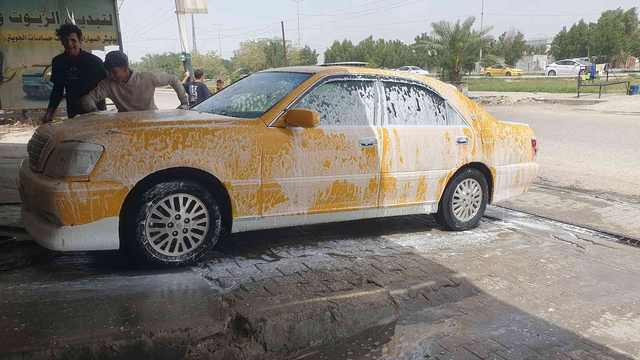 سلام عليكم شباب مالكه رقم نجف مفحوصه بقرار ١٠٢ وهزه جاهزه من كلشي محرك ففتي شاصي ٧٥ حداديه جديه تبريد فقط غاز نقص عدي بيه ضربه بل تكمه الي كدام السايق ومدل بيه ربع المام فقط والباقي كفاله مصفره هيه وغرمات عنواني نجف سعر ٧٥ او مروس بخصوصي وشراي يتصل ع ***********
