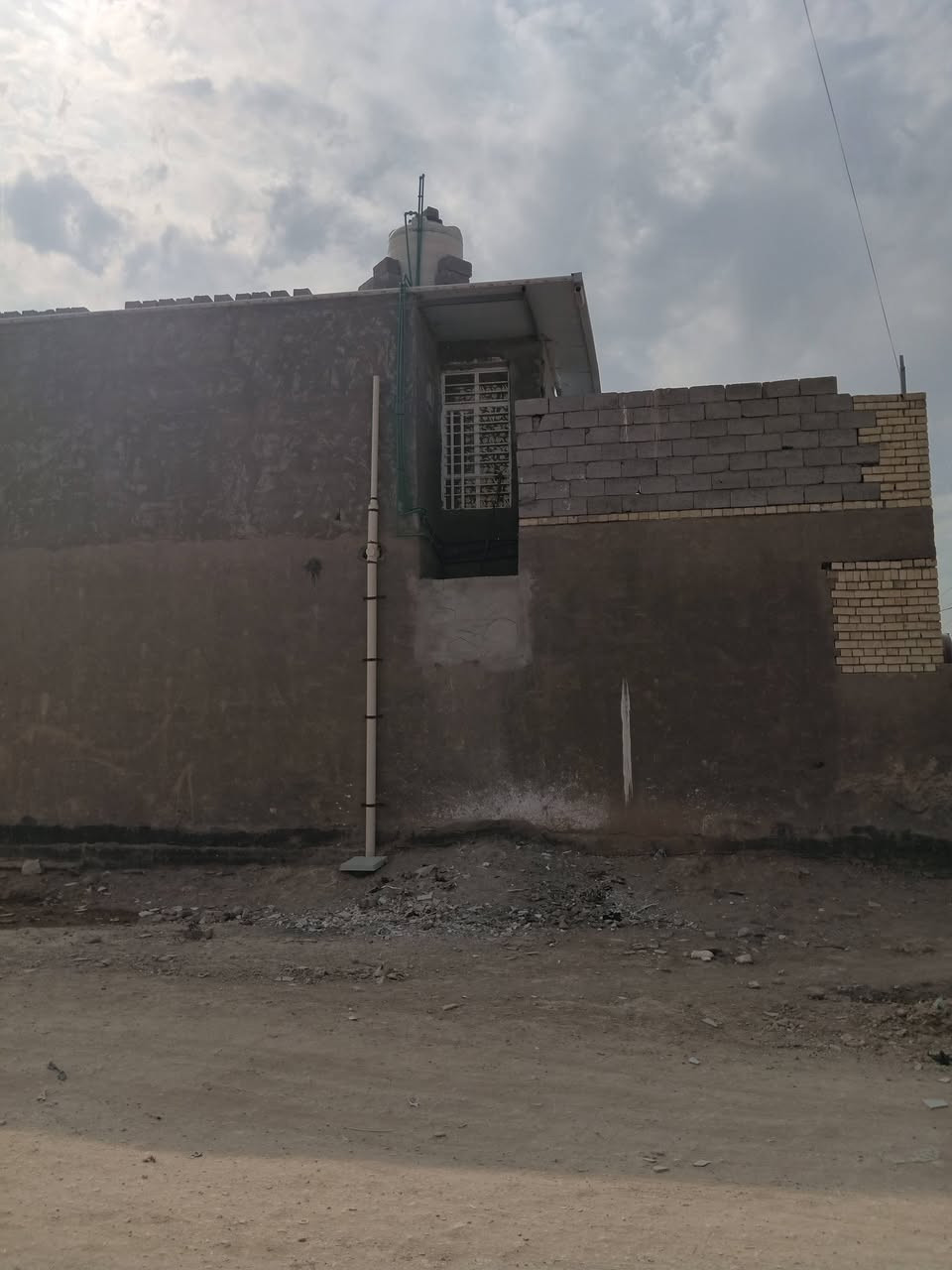 بيت ١٥٠ متر طابو صرف قاطين ٤غرف نوم 
الطابق الثاني كامل ٢غرف صاله وحمام وتواليت
والطابق الارضي ٢غرف نوم وواستقبال وصاله ومطبخ وحمام داخلي  وتواليت خارجي
البناءطابوك تاريخ البناء ٢٠٠١٩ الاتصال على الرقم *********** وتساب نفس الرقم عنوان ناحية الوحده  قرب محطه المجاري الجديده ال٥
