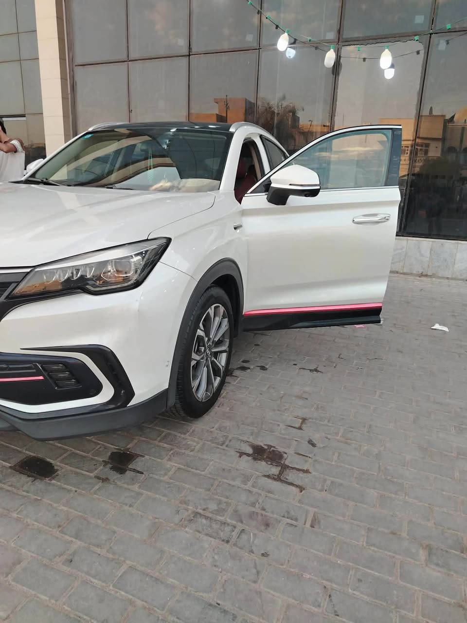 شانجان CS85 موديل 2022 – فل كامل (أعلى فئة)
محرك 2.0 تيربو 4 سلندر بقوة 233 حصان / 360 نيوتن متر، جير 8 سرعات دفع أمامي.

ماشية ١٠٥  ألف كم، بانزين عادي.

أنماط قيادة (عادي – اقتصادي – رياضي – ثلوج).

مواصفات أمان متكاملة:

ABS، توزيع إلكتروني للفرامل، ثبات، مساعد صعود ونزول، وسائد هوائية أمامية وجانبية، رادار، تحذير تصادم أمامي، مكابح طوارئ أوتوماتيكية، كشف نقطة عمياء، تحذير خروج عن المسار، TPMS.

مواصفات راحة وتقنيات:

كاميرا 360 + اصطفاف ذاتي وريموت، حساسات أمامية وخلفية، مثبت سرعة متكيف، تشغيل بصمة وعن بعد، صندوق كهرباء، سقف بانوراما، شاشة عدادات 10.25 إنش، شاشة وسطية 12.3 إنش، عرض شاشة الجوال، 8 سماعات.

مقاعد جلد كهرباء مع ذاكرة للسائق وتدفئة وتبريد، مرايات كهرباء مع تسخين، حساس مطر، إضاءة LED، رنقات 19 إنش.

معدل صرفية 14.1 كم/لتر. 
السعر ١٤٢ ورقه 

***********
