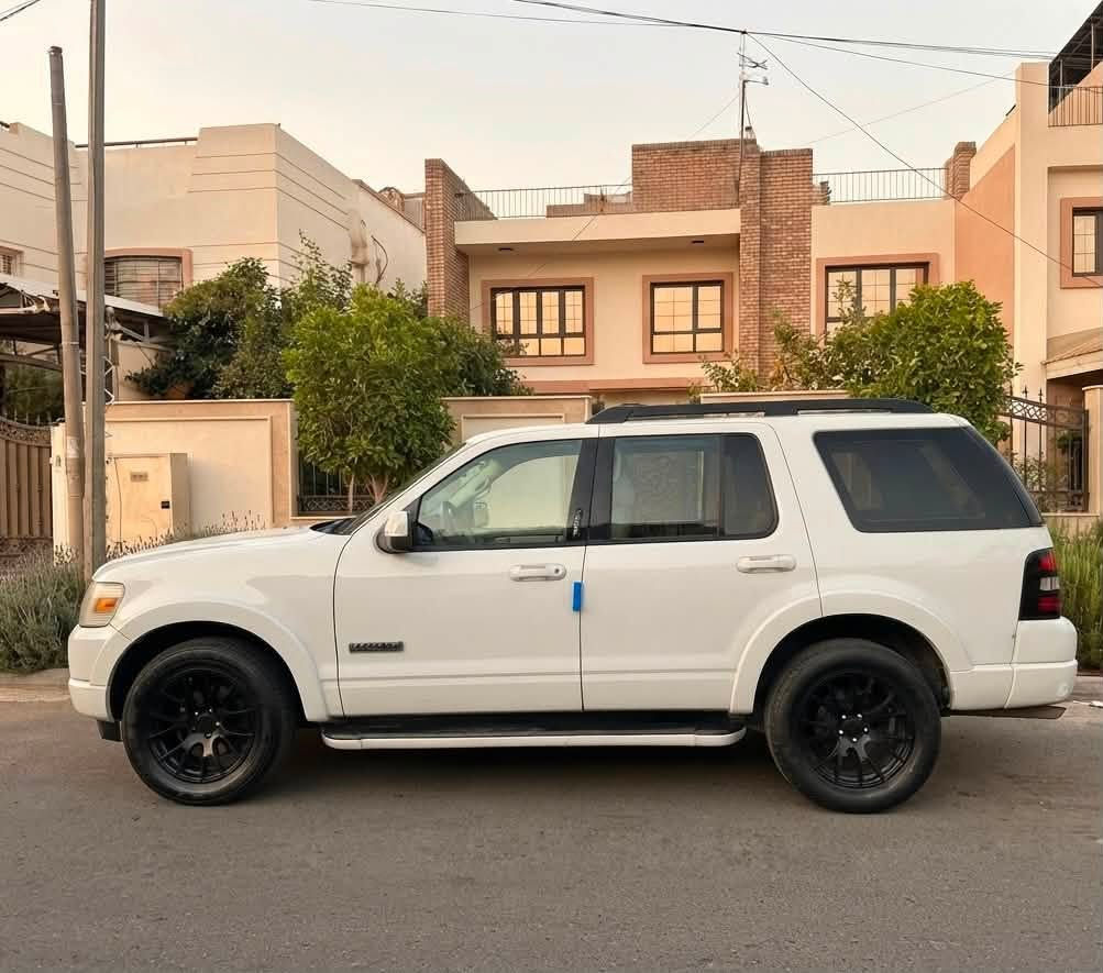 سيارة فورد إكسبلورر (Ford Explorer)  (موديل٢٠٠٨)
سيارة دفع رباعي (SUV) عائلية أمريكيةسبع راكب 

✨ المزايا والمواصفات البارزة:
1. التصميم الخارجي القوي:
 هيكل دفع رباعي (SUV) ضخم وعملي، بلون أبيض مرغوب وبحالة جسم خارجية جيدة جداً.
 مزودة برولات سقف (Roof Rails) سوداء عملية لربط الأمتعة أو الحمولات الإضافية في السفر.
 إطارات رياضية سوداء (Rims) حديثة بتصميم أنيق تضفي على السيارة طابعاً شبابياً قوياً ومميزاً مقارنة بالشكل التقليدي.
 عتبات جانبية (Side Steps) لتسهيل صعود وركوب الأطفال وكبار السن براحة تامّة.
2. المقصورة الداخلية والراحة:
 مقصورة واسعة جداً بركاب مريحين (تتسع لعدد كبير من العائلات أو الرحلات الطويلة).
 مقاعد مكسوة بغطاء أنيق ذو لون بيج متناسق مع ديكور السيارة الداخلي، مع مساند رأس مريحة.
 مسند ذراع وسطى إضافي عملي مزود بحاملات أكواب وتصميم مريح للرحلات الطويلة.
 تحكم كهربائي بالمقاعد الأمامية لضبط وضعية الجلوس بكل سهولة وسلاسة.
3. التقنيات والترفيه:
 شاشة ترفيهية وسطية ذكية حديثة ومتطورة تعمل باللمس لتلبية احتياجات الملاحة والوسائط المتعددة.
 نظام تكييف قوي وفعال يغطي كافة مقصورات السيارة بوزنها العائلي.
4. الأمان والاعتمادية:
 نظام تعليق قوي يناسب الطرق المختلفة وثبات ممتاز على السريعات والمنعطفات.
 نظام أمان متكامل يشمل الوسائد الهوائية وأنظمة الفرامل المانعة للانغلاق.

للعلم التايرات جديده مع الاسبير

السعر ٨٠ ورقه بالخير لتصير من نصيبه

مكان السيارة الكاظمية 

للتواصل 
مهندس اسامه ***********
