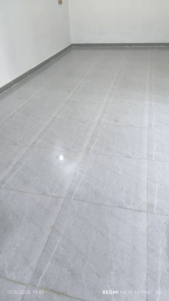 للبيع بيت طابو سند باسمي بناء جديدصار 4 اشهر  الكماليه شارع البدالة   هاتف.    *********** 
مساحته203. جبهه 11×18ونص على شارعين الشارع الامامي 15 متر والخلفي 10 متر  فيه اسواق خير من  الله  بنائه من الرفت ارتفاع 40سم وجسور في التسليح يتكون الطابق الاول  2 غرفه نوم 4×4     وصاله 4×7 وترك خلفي على طول البيت الجبهه عرض 1متر ومطبخ حار وبارد 4×3ونص +منور وخدمات مع استقبال 6ونص×4ونص ارتفاع البناء 3.30وبوب خشب ارتفاع 3 متر سيراميك وارضيات درجه اولى مع الممشى الامامي 4×4ونص    الطابق الثاني مثل تصميم الطابق الاول + مطبخ كامل ومؤسس. السطح شتايگر الكهربائيات درجه اولى.   بورد طابق اول وبورد طابق ثاني محجر درج اللمنيوم درجه اولى  البيت  نضام سبالت البناء هندسي
