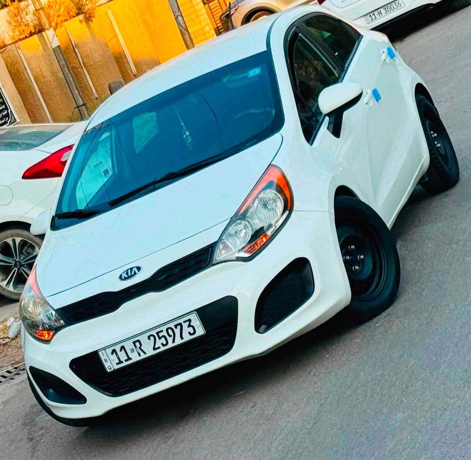السلام عليكم عندي ريو هاج باك ٢٠١٤ رقم بغداد الدولي 
جديد بسمي سنويه وأرقام وهزه كله جديد تحويل ثاني يوم 
سياره جديده ومابيها اي نقص ماشيه ٥٤ الف حقيقي مال بيت 
محرك ١٦٠٠ كير مكينه ممفتوحات بلاديات بيها صبخ فقط 
بل باب اثر طخه بسيط باقي مكفول ليبل واحد سياره
مواصفاتها 
تحكمات فول
لد امامي 
ايكو 
مانع انزلاق 
تبريد ثلاج 
حديده نضيفه 
تخم تاير 
محرك ١٦٠٠ بلادي ممفتوح 
سياره نضيفه وجاهزه 
مكان السياره بغداد 
عارضها ب ٧٩ وبيها مجال للشراي وهذا رقمي 
***********
