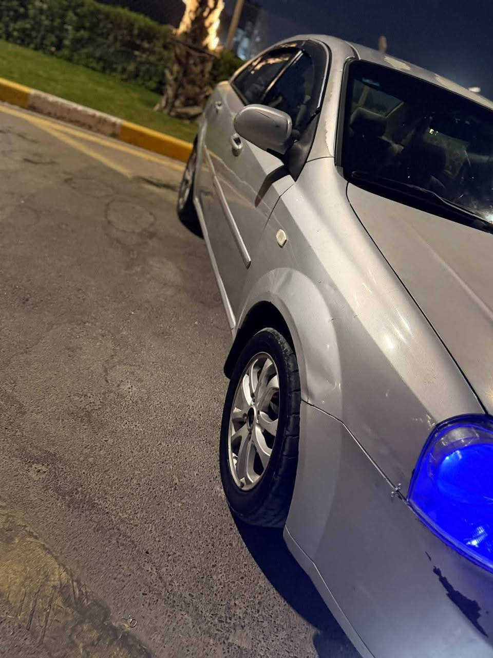🚘 للبيع سوزوكي فورنزا 2006 محرك 2.0
✅ الإيجابيات:

- السيارة جاهزة من كلشي.
- الكير والمحرك خير من الله.
- المحرك مجمّف قبل سنة، تجفيت مضبوط.
- الكير مكفول.
- كهربائيات السيارة كلها شغالة.
- داخلية السيارة نظيفة.
- تخم تاير أمامي وخلفي جديد.
- صدر أمامي وخلفي جديد.
- صالنصه جديدة.
- تبريد ثلج خير من الله. ❄️
- عليها منظومة زنون كاملة.
- إشارات LED.
- السنوية بعدها ما نافذة.
- ما عليها غرامات.
- رقم بغداد.

❌ السلبيات:

- السيارة مصبوغة وجارده.
- بيها ضربة أمامية خفيفة، ما واصلة للشاصي.
- خياسات مابيها فقط البلدوّسة والجاملغ الخلفي.

💰 السعر: 58 ورقه

- بيها مجال قليل.

📄 السيارة بسمي، والتحويل ثاني يوم.

   •    مكان السيارة: بغداد، الغزالية.

📞 للاتصال: ***********

السيارة جاهزة للفحص والمعاينة.
