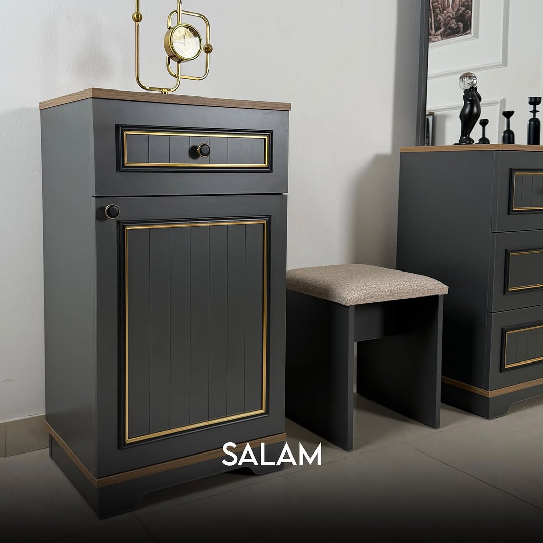 

نص مكتوب في الصور:
- SALAM