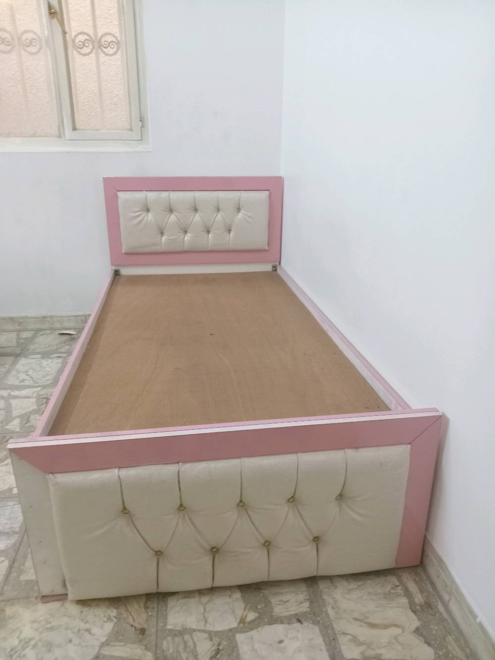 غرفة نوم بناتي • بغداد