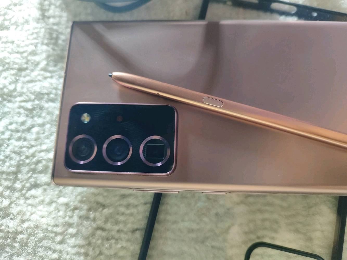 الجهاز الراقي من سامسونج النوت
فئه النوت راقيه
samsung not 20 ultara
سامسونج نوت 20 الترا 
الشاشة: Dynamic AMOLED 2X بحجم 6.9 بوصة، بدقة QHD+ وتدعم معدل تحديث 120Hz.  
المعالج:   Snapdragon 865+ 
الذاكرة والتخزين: ذاكرة عشوائيه  12GB RAM، مع مساحة تخزين 256 كيكا بايت
الكاميرا الخلفية (ثلاثية): أساسية 108 
البطارية: 4500 مللي أمبير، تدعم الشحن السريع بقدرة 25 واط والشحن اللاسلكي.  
الميزات: قلم S-Pen محسّن بتأخير 9ms، مقاومة الماء والغبار IP68، وهيكل من الزجاج Gorilla
بسعر 460 الف 
بغداد زيونه ربيعي قرب مجمع البركه 
***********