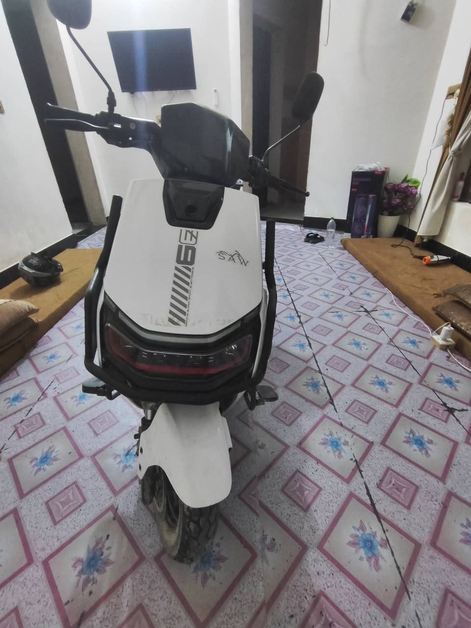 سلام عليكم 
عدي دراجه من نوع Super SAW (أو SAW 
Racing Super)، وتشتهر  
 باسم SAW.
الماركة/الطراز: SAW / Racing Super (موديل eBS / e60). 
الي يعرف بلشحن يعرف الي دا احجي اني 
تجي تفحص وين متريد على راحتك 
الرقم : ‏‪***********‬‏
السعر : 800 وبيه مجال
ادمن وافق
