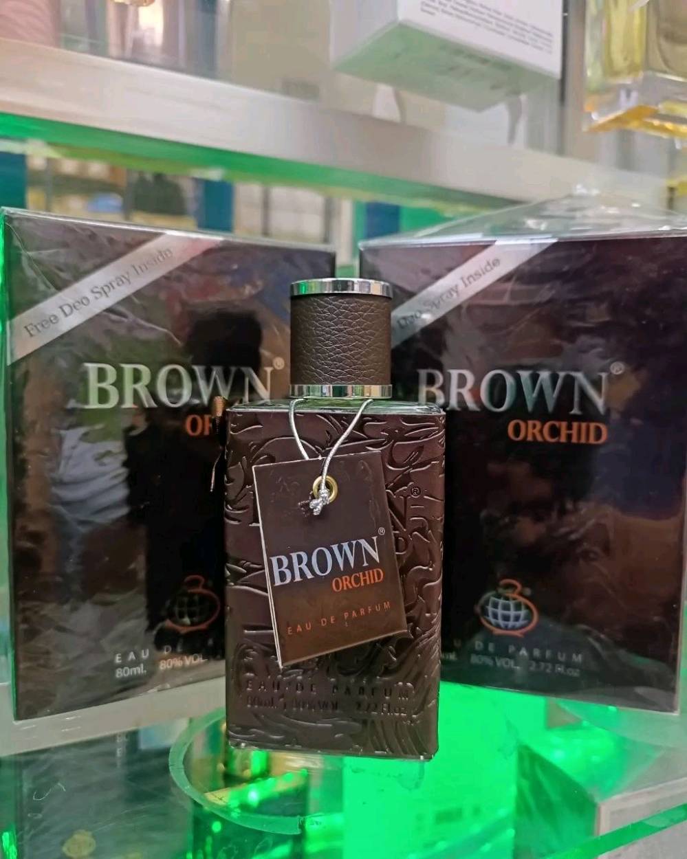 🤎  عطر دارك براون أوركيد  DARK BROWN ORCHID 🤎
       🔥عطر رجالـي أصلي🔥

يأتي عطر براون اوركيد بمجموعة مكونات ساحره لها تأثير خاص ع الحواس
هو أحد العطور الجذابه تركيبة هذا العطر جذابة ، ومتطورة ، وغامضة
 عطر مثير جدا وذو ثبات عالي عطر دارك براون أوركيد الإسم وحده يكفي لترى مدى هذه الفخامة والروعة والاناقةأناقة في إختيار الإسم ، أناقة في تركيبة العطر ، روعة وجاذبية وإثارة 🎩 ..

يفتتح عطر براون اوركيد مكوناته بالفلفل الوردي، البرتقال المر والسرو. يتضمن قلب عطر براون اوركيد كل من الزنبق ومسك الروم، اما القاعدة فتضم كل من كريمة الكستناء، الفانيلا، البتشولي والاوركيد البني.

المكونات العليا
يفتتح عطر براون اوركيد مكوناته بزهرة الايلنج، الياسمين والحمضيات؛ التي تنعشك. يمتزج كل من الزبيب الاسود و الكمأ الاسود؛ لتوفير رائحة غنية فريدة من نوعها.

المكونات الوسطى
يضم عطر براون اوركيد في قلبه كل من المكونات الخشبية، الفاكهية والوردية. توفر لك المكونات الوردية روائح منعشة ترضي الحواس. يقدم اللوتس رائحة الفواكة المغرية.


السعر 15الف وبي مجال 
🚘يوجد خدمة توصيل لجميع محافظات العراق  🚘