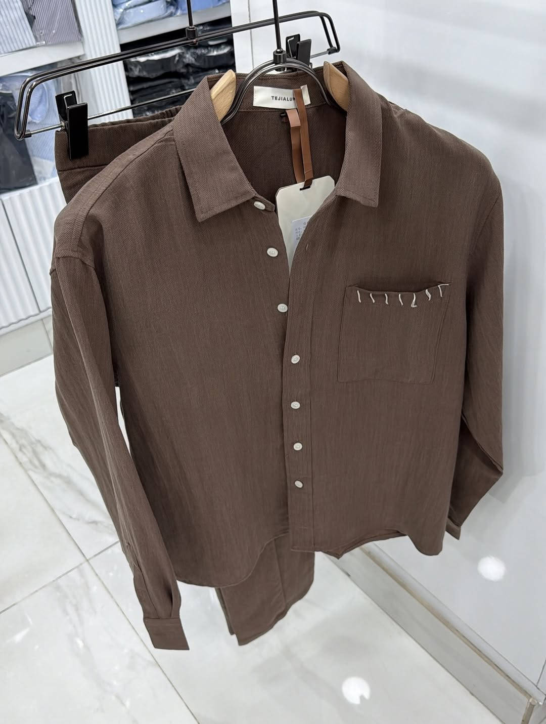 علق بـ تم لمعرفة السعر 🤎👋🏼
سوت صيفي بــ 3 الوان 
القياسات m L xl xxl 3xl
طول البنطرون من ١٠٠⁩

نص مكتوب في الصور:
- سوت عالمي ياشباب