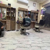 ميزين حلاقه • فاترينات • ٢ فقط