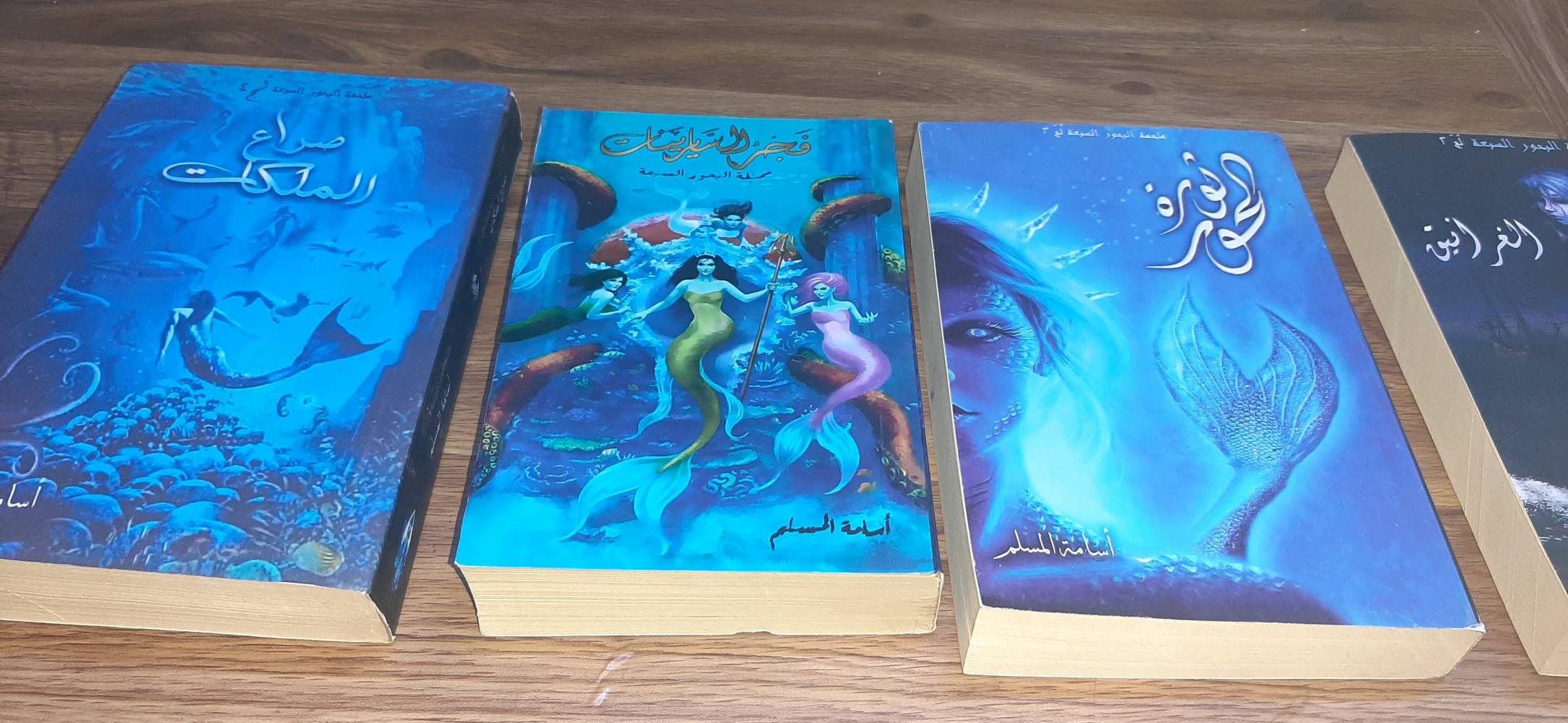 📚 سلسلة «لُج» — أسامة المسلم
للبيع سلسلة «لُج» كاملة بأجزائها الخمسة، لمحبي أعمال الكاتب أسامة المسلم والراغبين باقتناء السلسلة كاملة في مجموعة واحدة.

☆ التفاصيل: — السلسلة كاملة: ٥ أجزاء
— المؤلف: أسامة المسلم
— الطبعة: كوبي / غير أصلية

وأحب أوضح بكل أمانة نقطة تخص حالة الطبعة:
الكتب من الداخل نظيفة تمامًا، والأوراق بحالة جيدة وواضحة، ولا توجد فيها أي كتابة أو تظليل أو تغويش أو تمزيق، والقراءة منها سهلة وواضحة دون أي مشكلة.
أما الملاحظة الوحيدة فهي أن جودة الأغلفة ليست بالمستوى الأفضل، وتوجد فيها بعض التعقجات. وأعتذر عن ذلك لكن أحب أوضح أن هذه الحالة ليست ناتجة عن سوء استخدام أو إهمال مني، فالكتب وصلتني بهذه الصورة من الجهة التي طلبتها منها، ولم أكن على علم مسبق بأن الطبعة ستكون بهذه الجودة من ناحية الغلاف.
لذلك، حتى تكون الصورة واضحة تمامًا أمام المشتري، الخلل يقتصر على الغلاف وجودة الطبعة الخارجية، أما محتوى الكتب والأوراق من الداخل فنظيف وخالٍ من أي كتابة أو تشويش أو تلف يعيق القراءة 🌸
والسلسلة تُباع كاملة بأجزائها الخمسة.
المنطقة: بغداد/ الجريخي
الاستلام: شحن او يد بيد