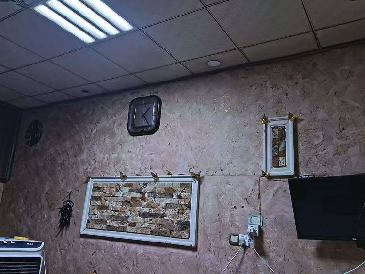 بيت تشجير الشارع تبليط  حديقة خارجية وحوش طويل وحديقة داخلية مطبخ داخلي واستقبال و ممر وغرفه داخليه وترك خارجي وترك داخلي وحمام داخلي  الموقع الزعفرانيه شارع الكهرباء  سكلت ابو غفران لل اتصال *********** واتساب بي
