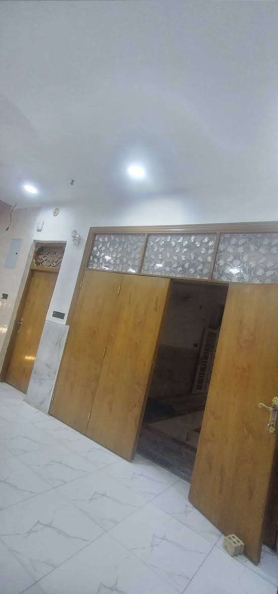 دار للبيع عقد ٢٥ محكمه مساحه 150م  بسعر مناسب🏡🏠
يحتوي عل صاله واسعه جدا💯
استقبال واسع 
مطبخ واسع
سويت كامل (غرفه داخلها صحيات)
بناء طابوك جمهوري 
الأساس +الصقف كونكريت مسلح ⬜🟥
مؤسس لبناء طابق ثاني🧱 
تأسيس كهرباء درجه اولى 💯👍
مؤسسه منضومه كهرباء كامله ⚡
متوفر خط مولد +ماء 
العنوان الكوفه براكيه الثالثه شارع المطار القديم مقابل أسواق الكفيل 
للإستفسار اكثر الاتصال ع رقم ***********
