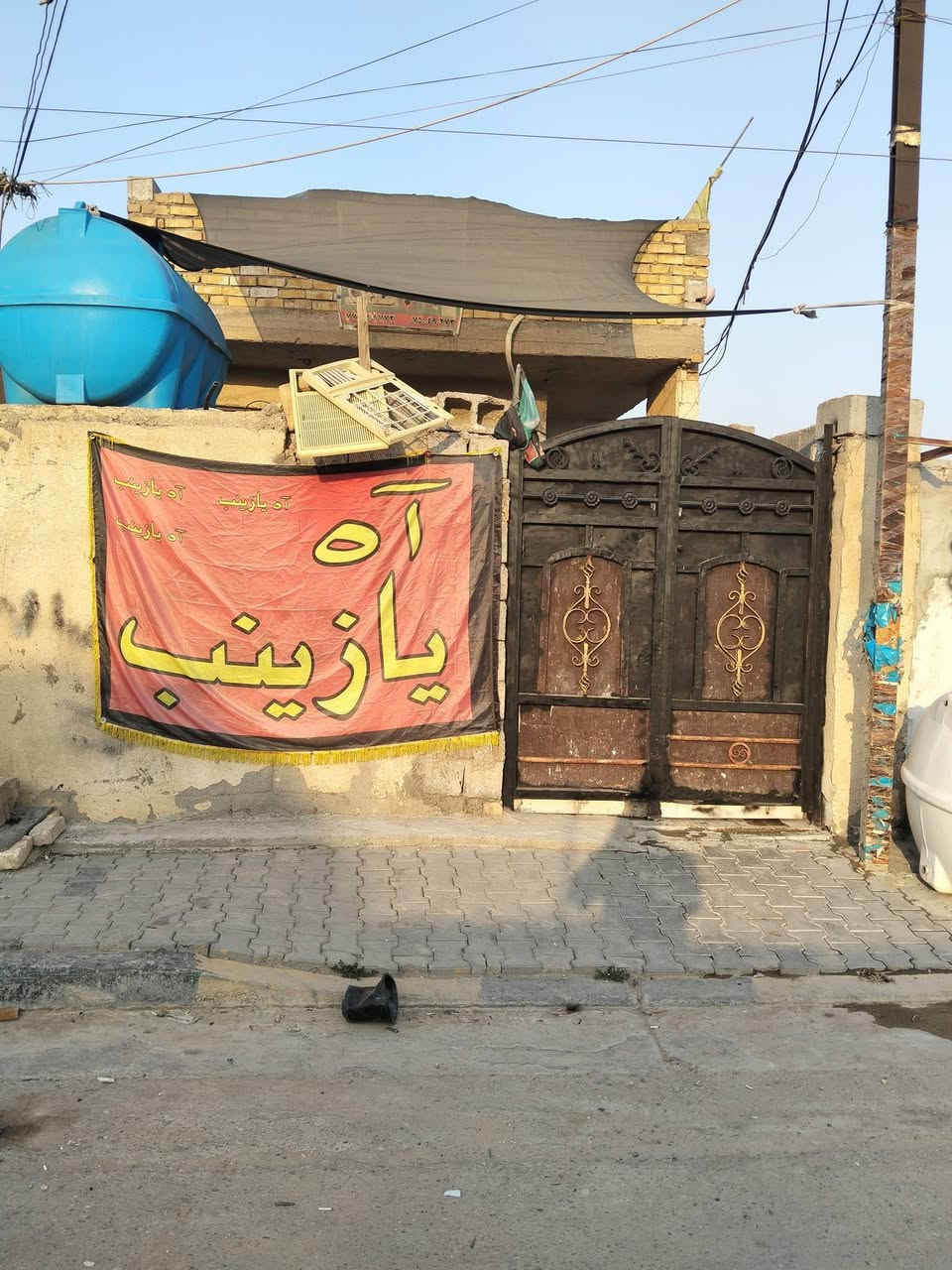 دار للبيع مساحته 100متر نضيف وقطعه أرض 100متر5/20قرب حسينية الزهراء خدمات مسقط الاستفسار على هذا الرقم ***********
