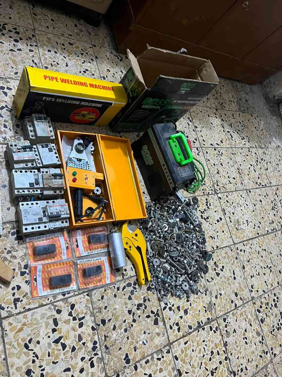 عليكم مكينه مال لحيم وكاويه وجوزات وبوردات للبيع +مكص اكو هواي غراض براغي ونتات للبيع مكان الامين الثانيه *********** شلع ١٣٠ قفل
