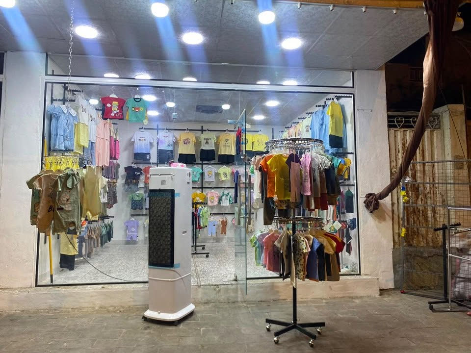 محل ملابس للبيع حي العباس مع بيج بي ١٥ الف متابع حقيقي المحل يشتغل علبيج ويشتغل بزيارة ع زوار يوصل دخلة فترة الزيارة بليوم مليونين ونص واكثر اذا تسيطر ع شغل قرب حلويات المصطفى يحتوي على استانات عدد ٥ مع تعاليك عدد ٥٠٠ او اكثر مع ذراع تعلاكة ابو لغرزة عدد ٢٥٠ مع مبردة عمودية مدفوع اجار لحد واحدة عشرة المحل مجهز من كهرباء مولد وطني وأنارة كاملة للمحل السعر ٤مليونً ونص مع مجال قليل
***********
