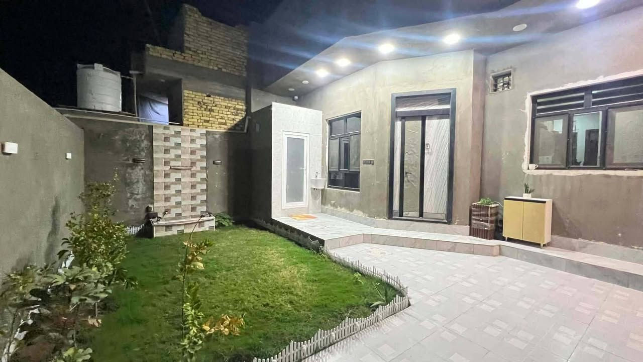 بيت٢٠٠ طابو زراعي  خلف كليه الهندسه طريق المسبح الاولمبي  تعبر السكه البيت شغل محترم ومتعوب عليه طابقين السعر١٣٣مليون***********
