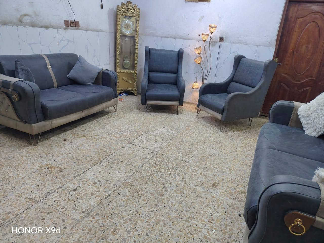 تخم 7 مقاعد نظيف
سعره وبي 220 مجال مكان البياع 
اكو توصيل ب واتساب 
***********

نص مكتوب في الصور:
- HONOR X9d