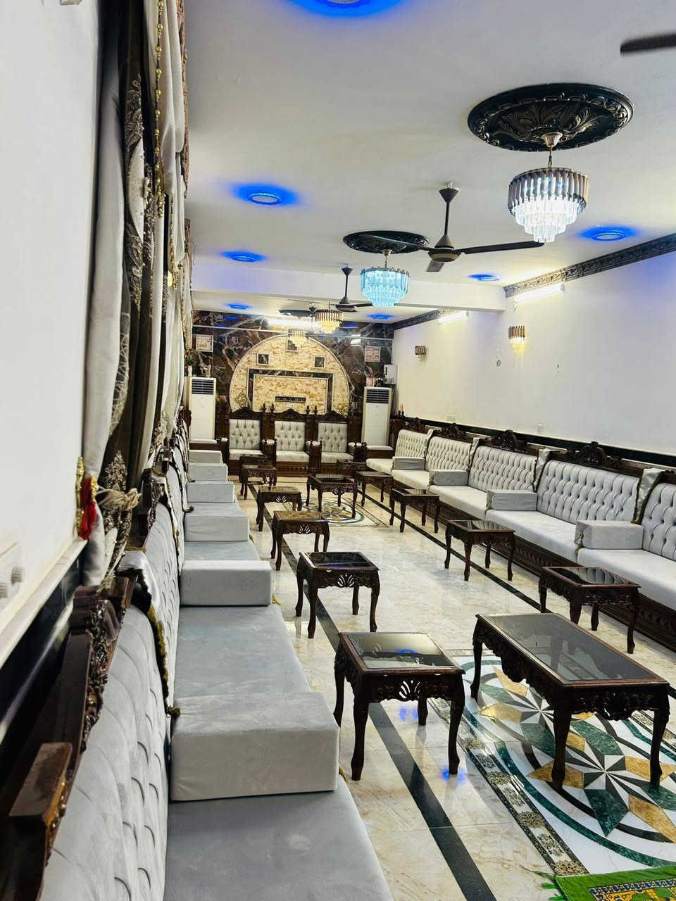 مساء الخير....
تم تسليم تخم ديوان للاخ العزيز وسام العجيلي في محافظة واسط قضاء الصويرة....
#شركة شيك والايهم للنجارة الحديثة واطخم القنفات اسم لامع في عالم النجارة الحديثة 
مواصفات العمل 
الداخل خشب جام روسي ابيض طبيعي وخشب ply wood 🪵 
الخارج خشب صاج 5 ملم مع نقوش زان مصري وصبغ بأرقى المواد الايطالية
القماش المستخدم دبل طبقة
الاسفنج دبل طبقة اكسترا ١٠ سم للمقعد و ٨ سم للظهر 
عنوان المعمل والمعرض الجديد 
بغداد مجمع بسماية السكني مجاور مستشفى الجامعة اللبناني 
وللاستفار أكثر يرجى الاتصال بنا على الارقام التاليه 
***********
***********
***********

