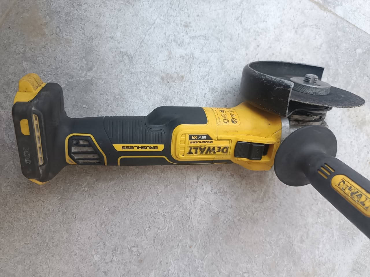 للبيع 

كوسرة ديولت مستعمل نضيف 

115$

***********
