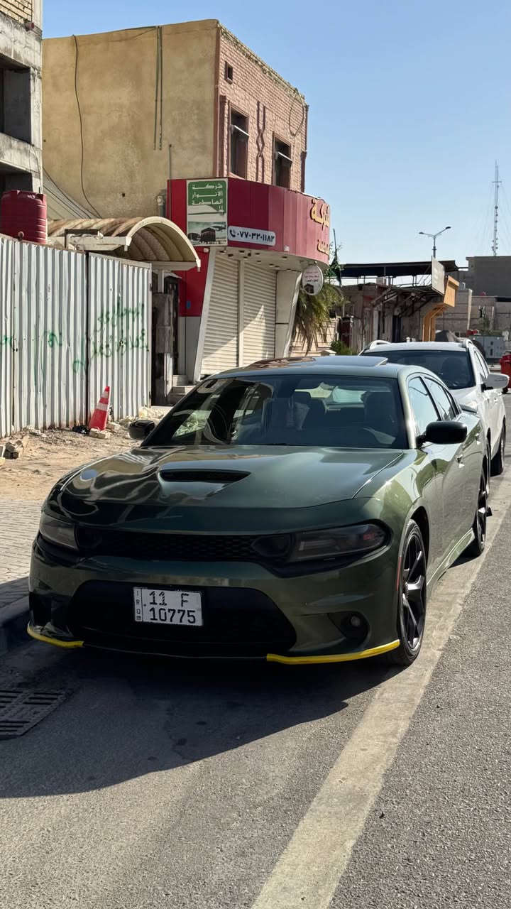 سلام عليكم للبيع المكان البصرة 
جارجر زيتوني SXT 2019 بلاص سوبر تراك 
الحادث : بسيط جاملغ وبنيد من امريكا بدون شاصي وبدون ايرباك (سليم) 
وهنا بالعراق شبر ع كد الايد بالجاملغ الامامي مال السايق
مكينه وتبريد كفالة 
(بيها مشكلة بالگير مرات يلطش ؏ نمرة ويقفل عليها
لازم ارجع اطفي السيارة واشغلها وترجع طبيعي ) 
رقم بغداد باسمي تحويل مباشر ماشيه 94 ميل 
السعر (210) مجال بسيط
***********
كت دعاميات وبنيد SRT
عدسات زرع تغيري جميع الالون
شاشة كار بلي 
تخم تاير ويل 20
صور الحادث بالمنشور
السياره فول سلايت روف فتحه
كاميرا حساس خلفي تحكم ستيرن 
تشغيل عن بعد
وباقي مواصفات الجارجر عدى الجلد
السيارة استخدام شخصي البصرة, العراق
