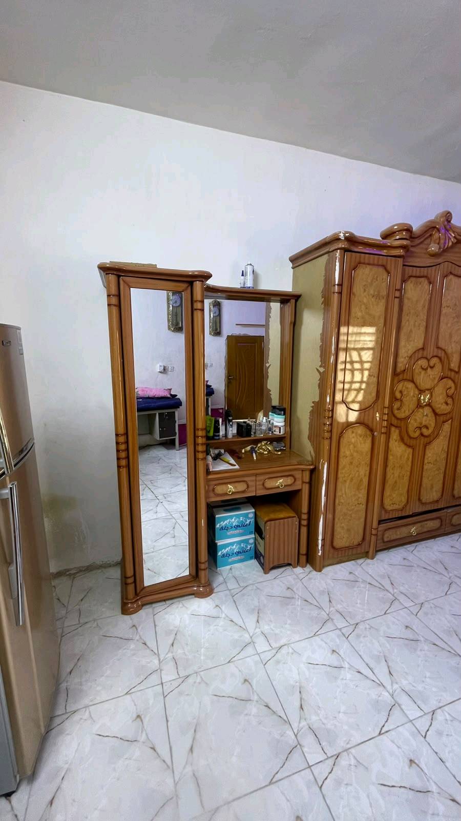 غرفة نوم للبيع خشب كاملة مكمل 
نوع الغرفة تركي معروضة الغرفه 650 الف وبيهه مجال وغرفه نضيفه وبالنسبه للشاشه ولثلاجه غير معروضات للبيع