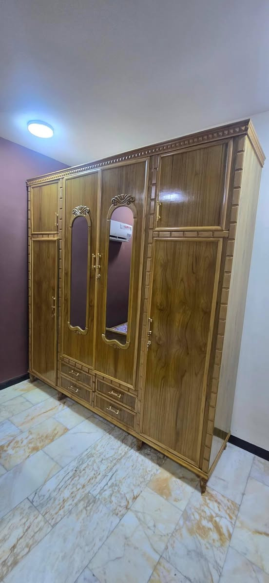 السلام عليكم 
كنتور وجرباية صاج شغل درجة اولى للبيع  بعدها جديدة ممستعملة 
للتواصل *********** واتساب
