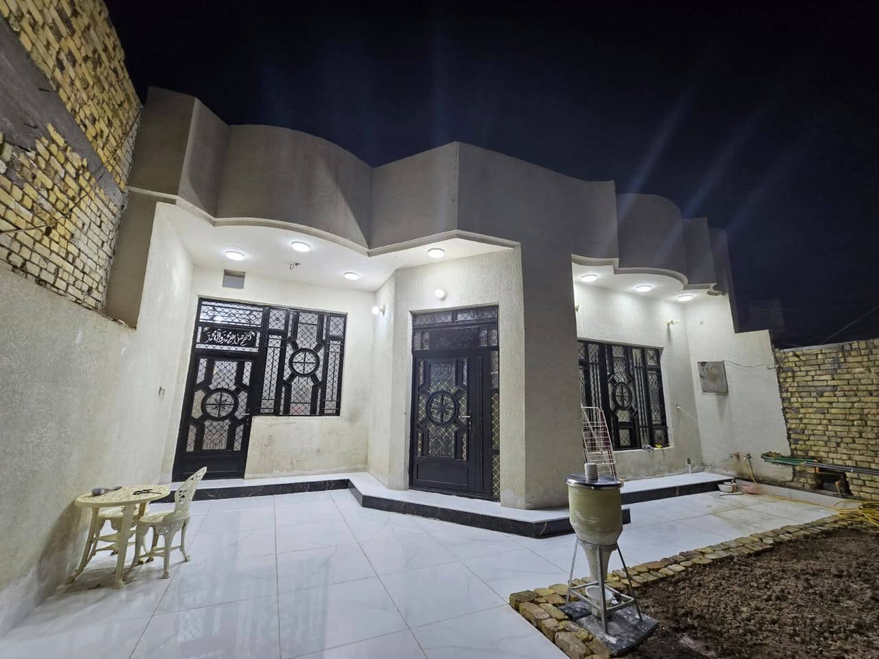 دار للبيع طابو ٢٠٠ متر  + ٢٥ متر فضله حديقة داخل البيت يعني مساحته الكلية ٢٢٥
يتكون من استقبال كبير ومطبخ وصاله وغرف ٢ وصحيات  ومنور عدد ٢
الجمعيات / شارع عشرين 
***********
