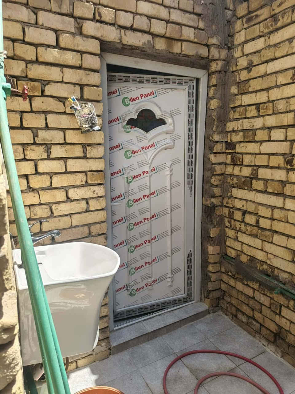 السلام عليكم البيت البيع 
العنوان ناصرية السكان صناعي مقابل حي جوادين عمود 46 شارع الصحن 
التفاصيل مساحة 200 بناء طابوق صب حديث كامل البيت كهربائيات نقص بسيط بيه
ستفسار ***********
